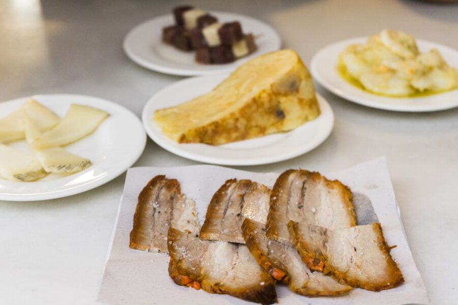 Seville: Tapas Crawl - Four bars, four different chances to eat like a local