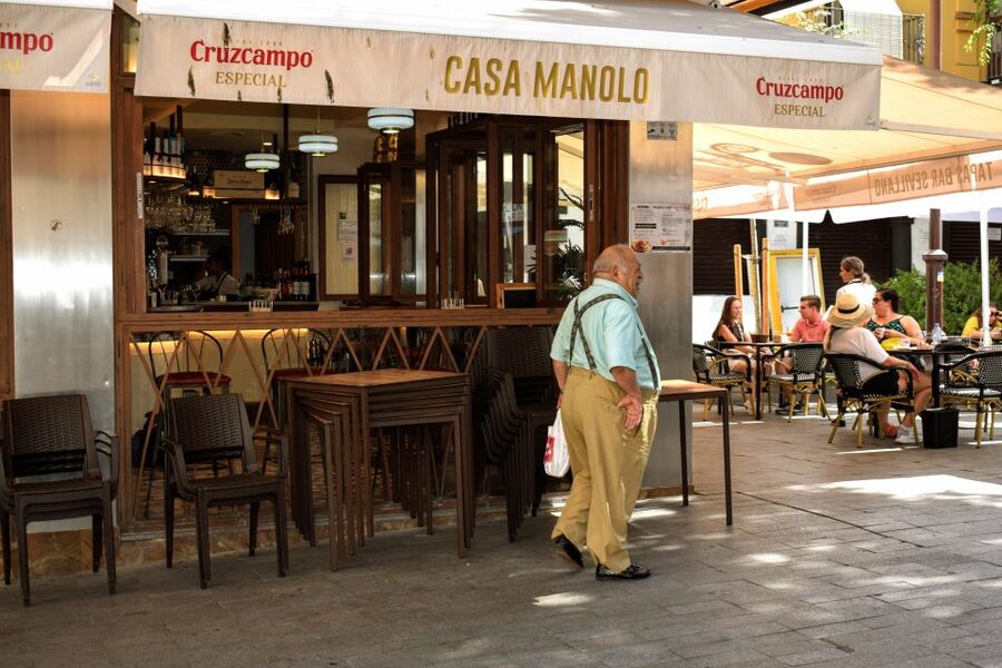 Seville: Tapas, Taverns, and History Walking Tour - Visit a bar open since 1942
