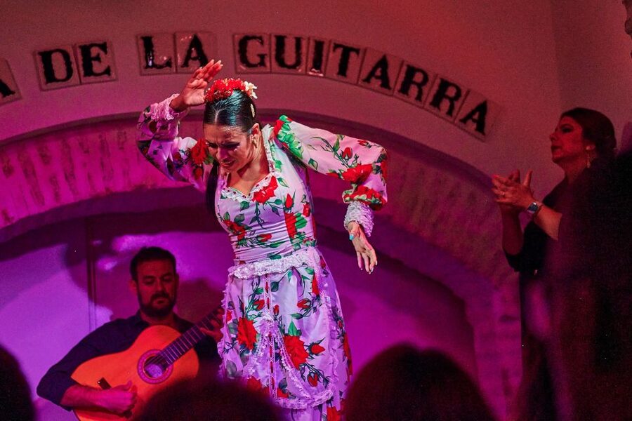 Seville: Ticket to Flamenco Show at La Casa de la Guitarra - What the intimate setting changes