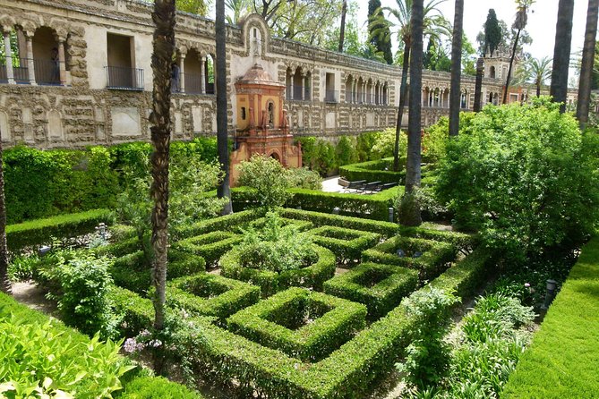 Small-Group Alcazar of Seville Guided Tour with entry ticket - Why a guide helps at the Alcázar
